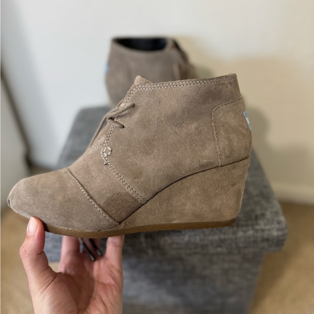 👢 TOMS Suede Wedge Ankle Booties 🤎